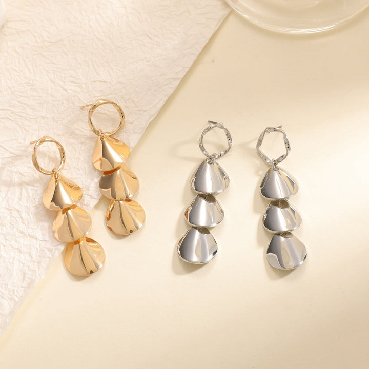 Women Hanging Earrings with Elegant Shell Design Land Girl