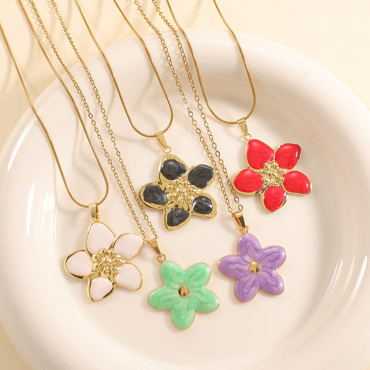 Women’s necklace with elaborately designed flower pendant Land Girl