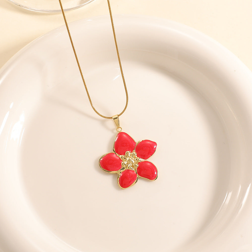 Women’s necklace with elaborately designed flower pendant Land Girl
