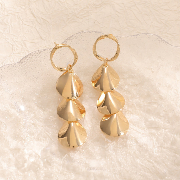 Women Hanging Earrings with Elegant Shell Design Land Girl