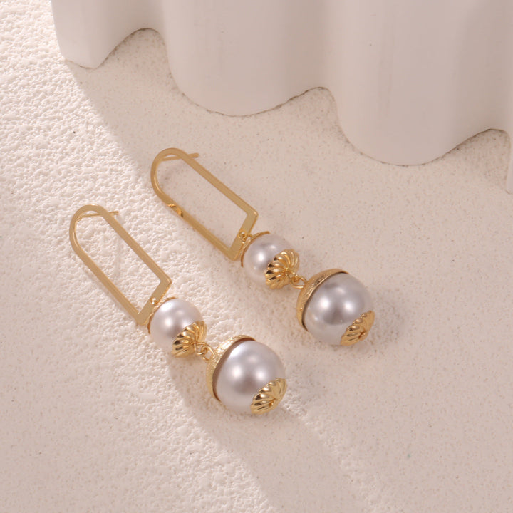 Ladies earrings with elegant pearl design Land Girl