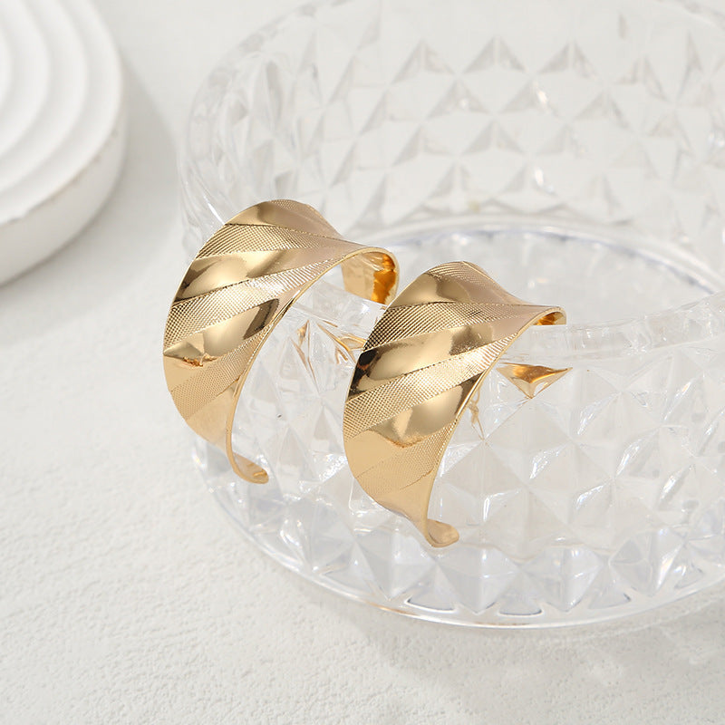 Women's bangles made of high-quality metal with an elegant wave pattern Land Girl