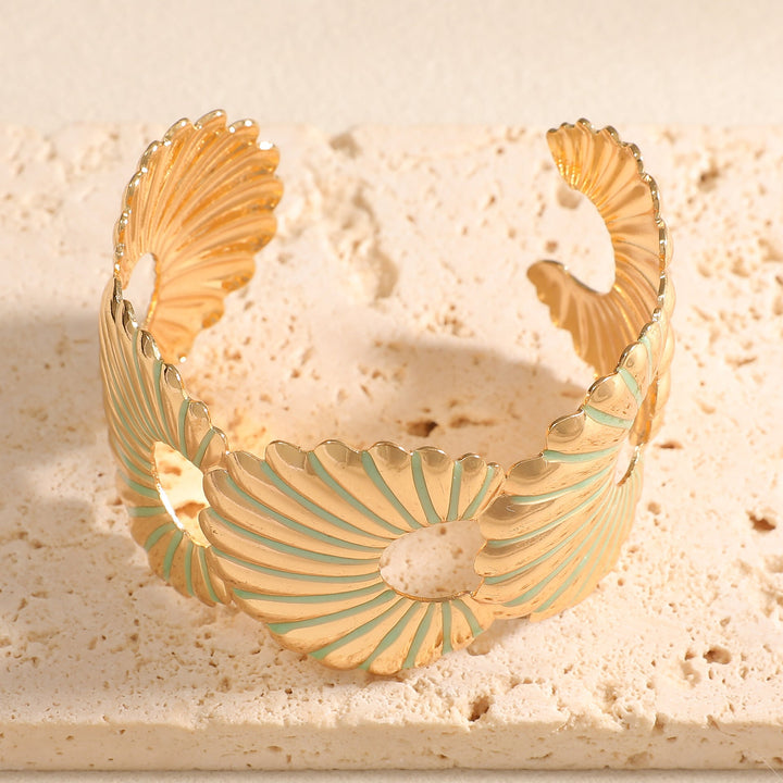 Women's bangle with elegant shell design Land Girl
