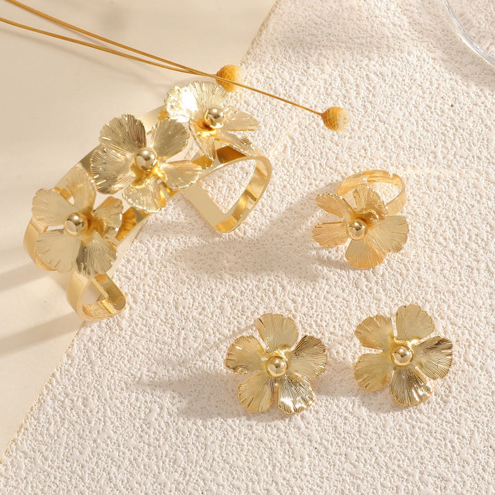 Women's wrist jewelry with floral design and high-quality surface finishing Land Girl