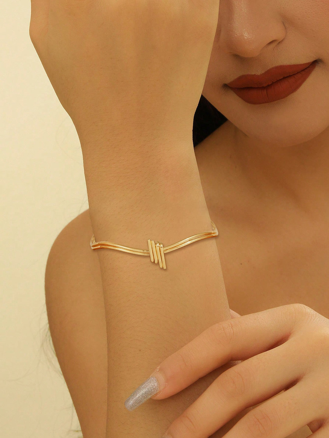 Ladies' bangle with elegant curved design Land Girl