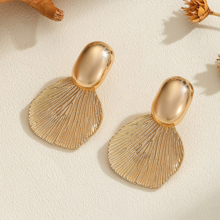 Ladies Hanging Earrings with Luxurious Leaf Design Land Girl