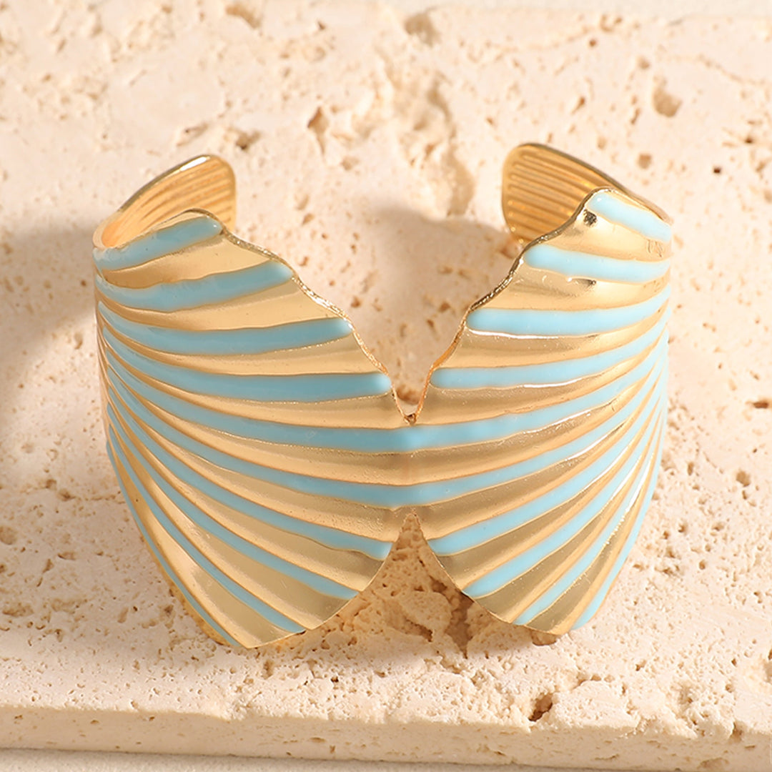 Women's bangle with elegant shell design Land Girl