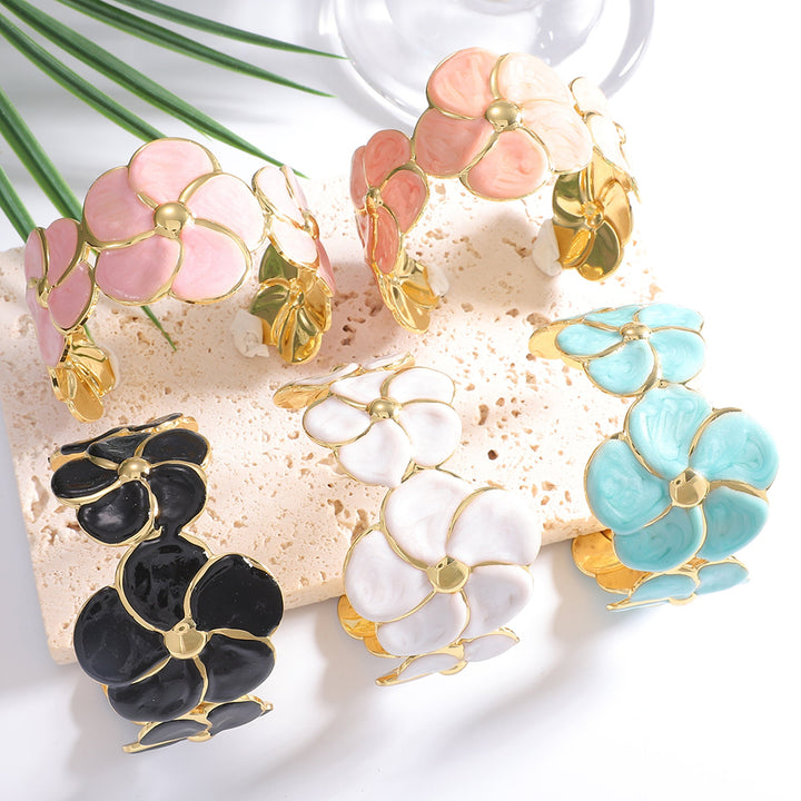 Ladies cuff bracelet with elaborate flower pattern Land Girl
