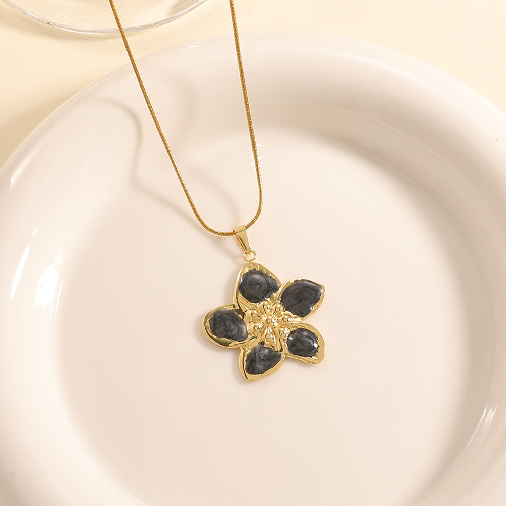 Women’s necklace with elaborately designed flower pendant Land Girl