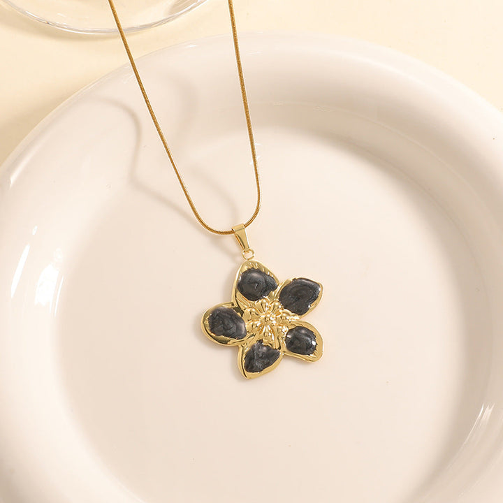 Women’s necklace with elaborately designed flower pendant Land Girl