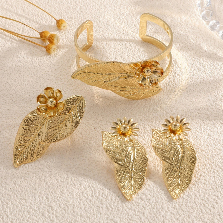Ladies bangle with elaborate leaf design Land Girl
