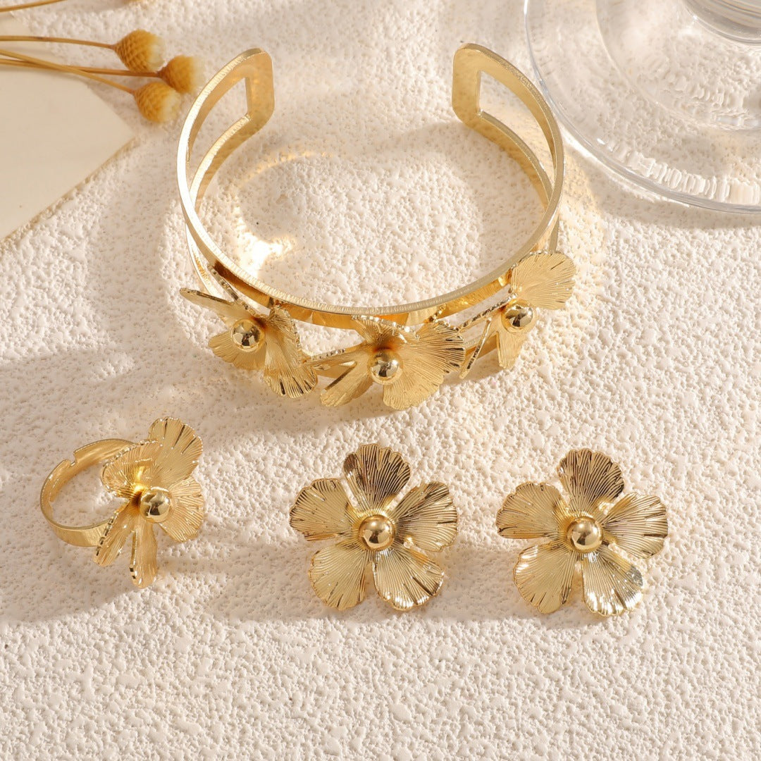 Women's wrist jewelry with floral design and high-quality surface finishing Land Girl