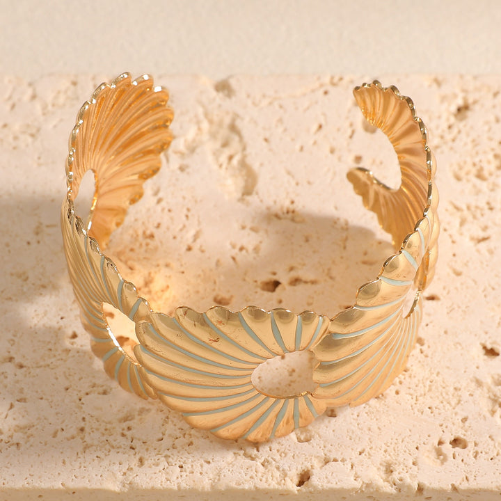 Women's bangle with elegant shell design Land Girl