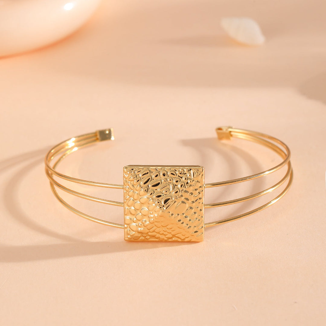 Women's bracelet with intricate bow design Land Girl