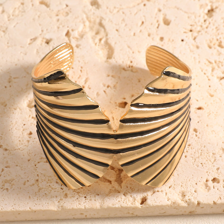 Women's bangle with elegant shell design Land Girl