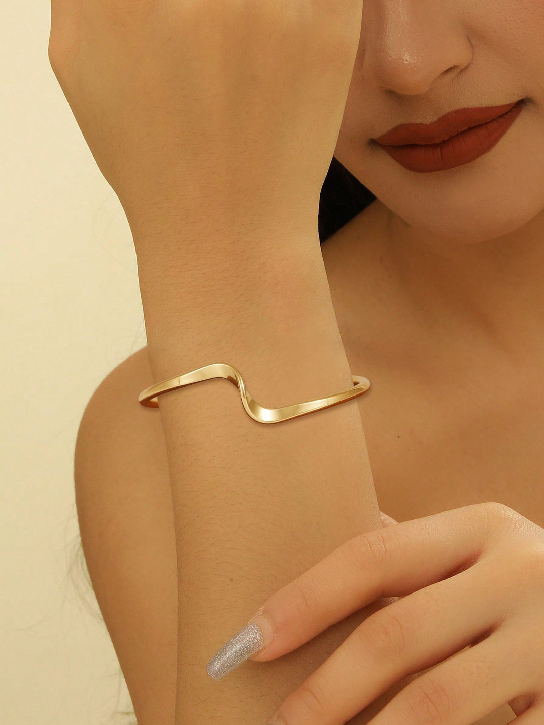 Ladies' bangle with elegant curved design Land Girl