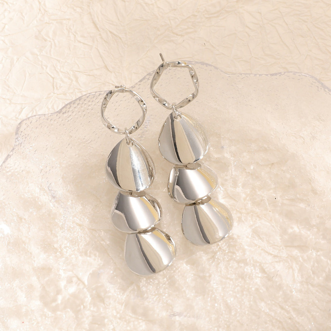 Women Hanging Earrings with Elegant Shell Design Land Girl