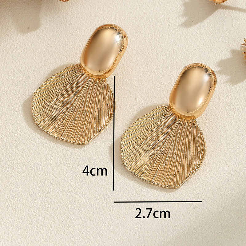 Ladies Hanging Earrings with Luxurious Leaf Design Land Girl