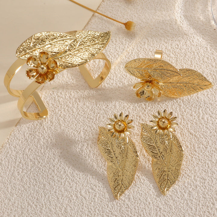 Ladies bangle with elaborate leaf design Land Girl