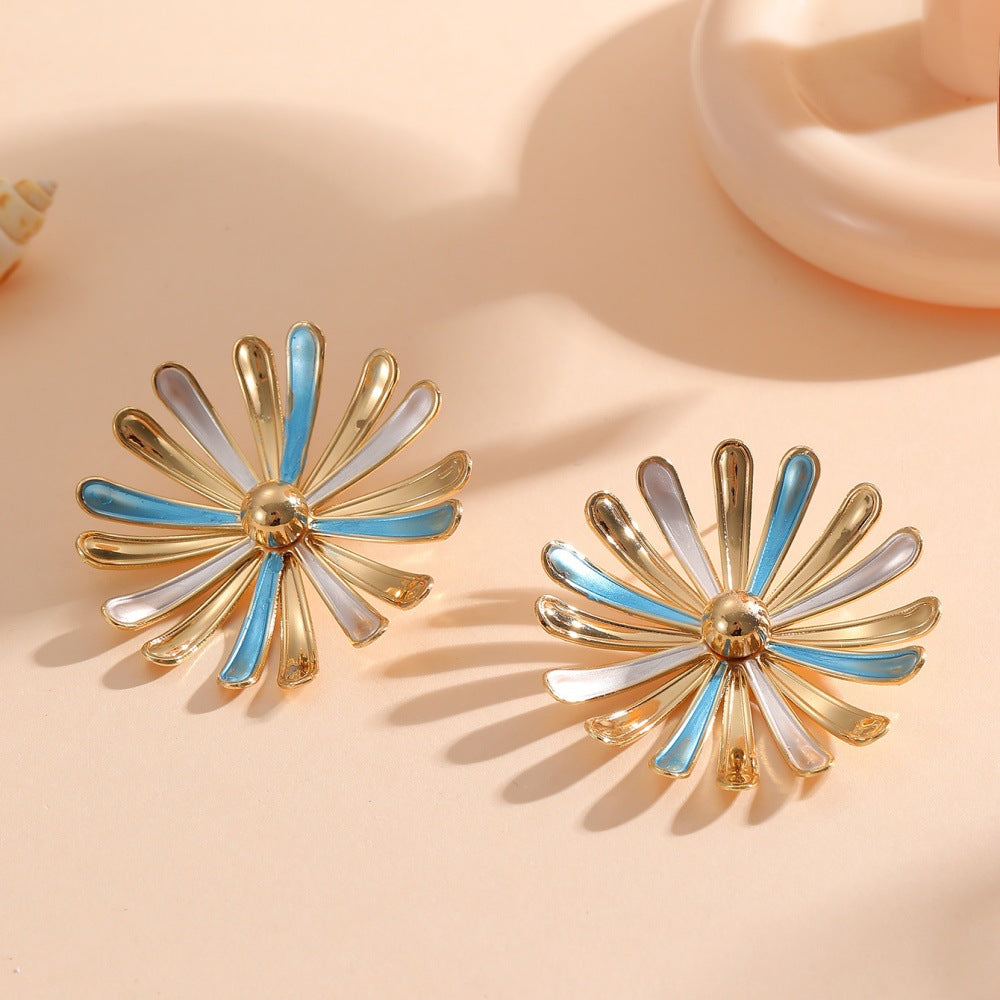 Women’s Flower Earrings in Modern 3D Design Land Girl