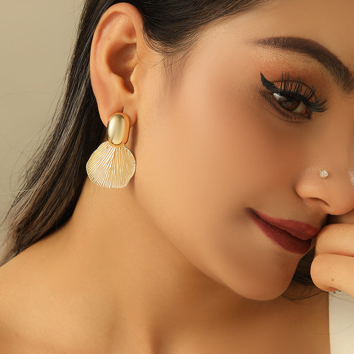 Ladies Hanging Earrings with Luxurious Leaf Design Land Girl