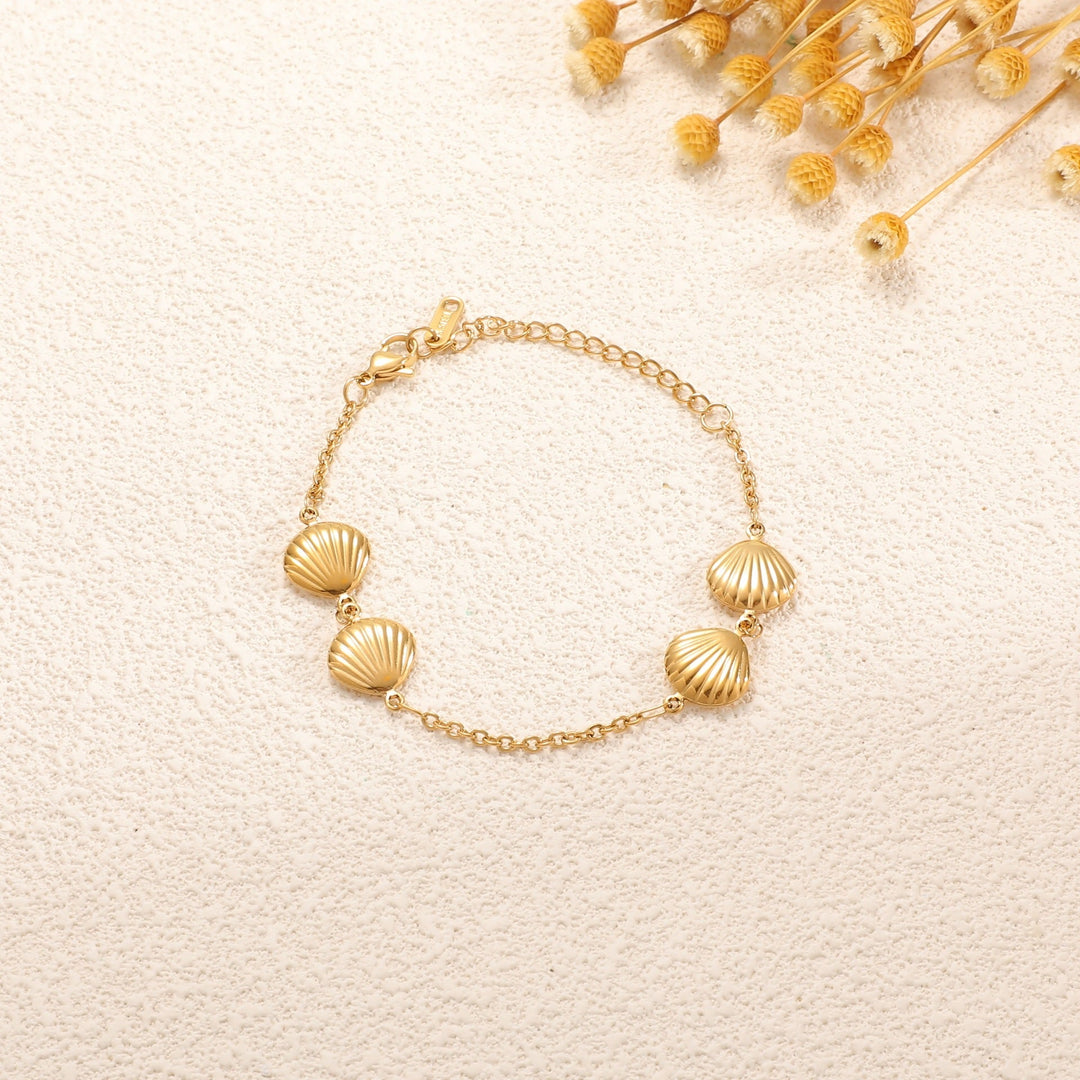 Ladies' bracelet with elegant heart design and fine link chain Land Girl