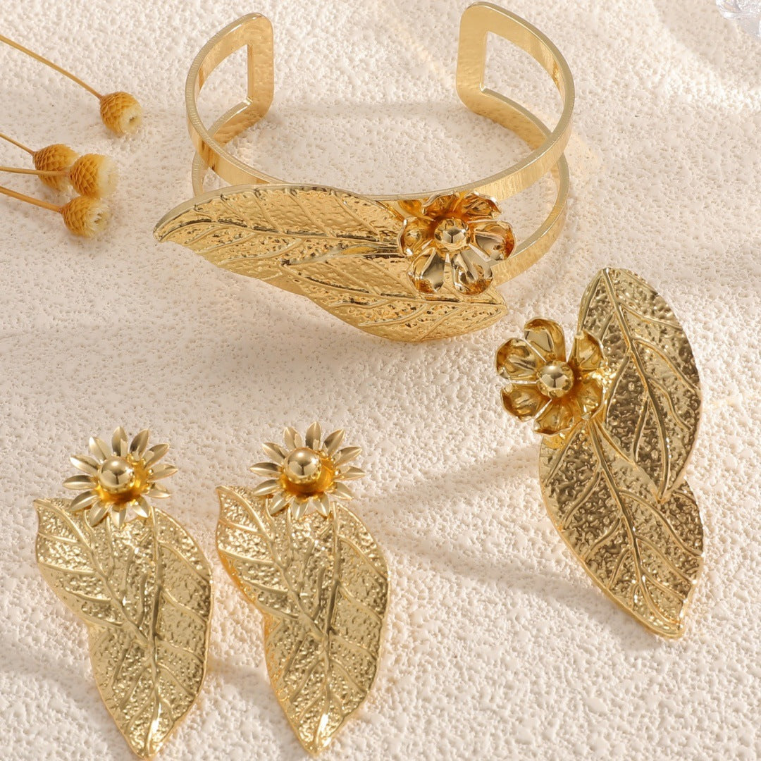 Ladies bangle with elaborate leaf design Land Girl