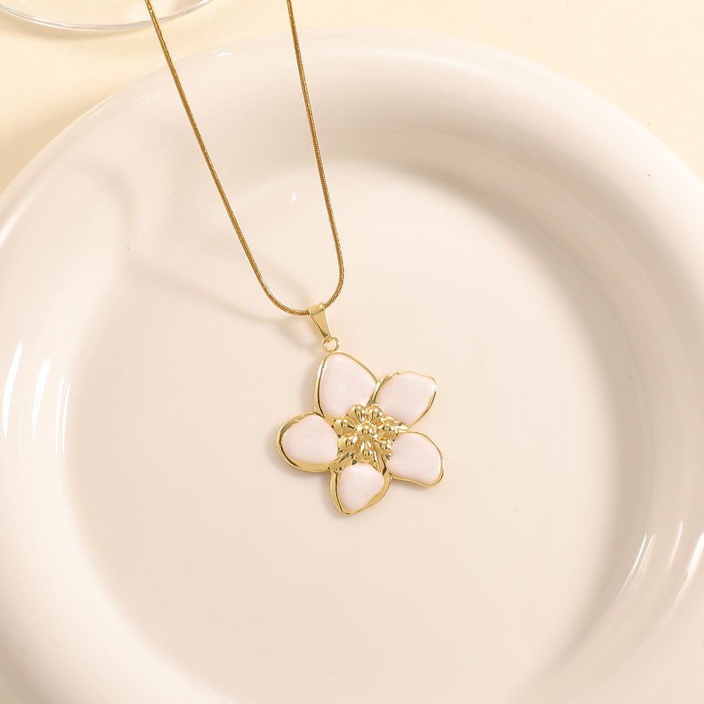 Women’s necklace with elaborately designed flower pendant Land Girl
