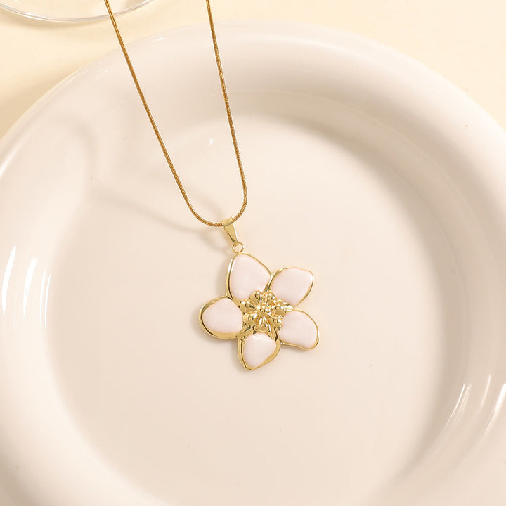 Women’s necklace with elaborately designed flower pendant Land Girl