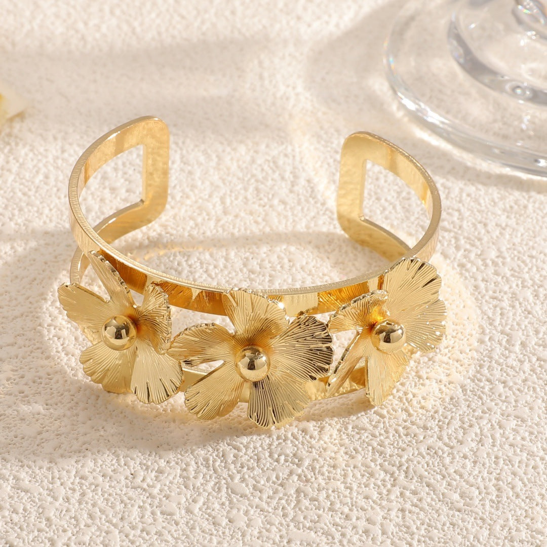 Women's wrist jewelry with floral design and high-quality surface finishing Land Girl